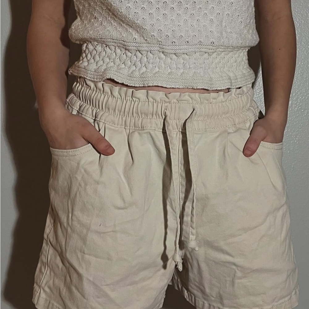 Time and Tru Cream Cargo Shorts with Elastic Waistband